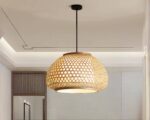 Suspension bambou artisanale et élégante dans une pièce