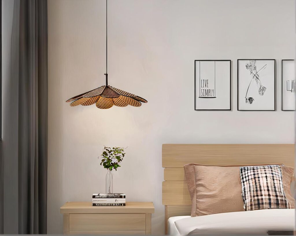 Suspension bambou en forme de pétale, allumée et suspendue au-dessus d'une table de chevet, dans une chambre à coucher.