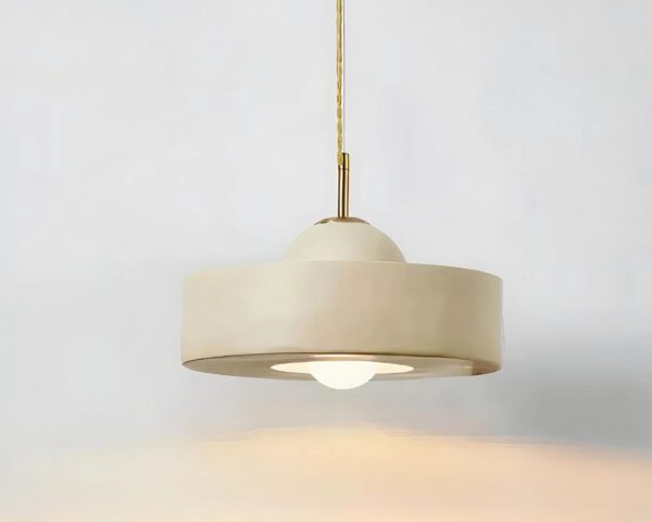 Suspension beige et circulaire de style moderne sur fond gris