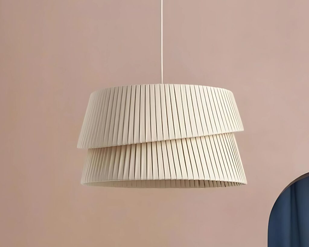 Suspension beige décorative et minimaliste sur fond rose.