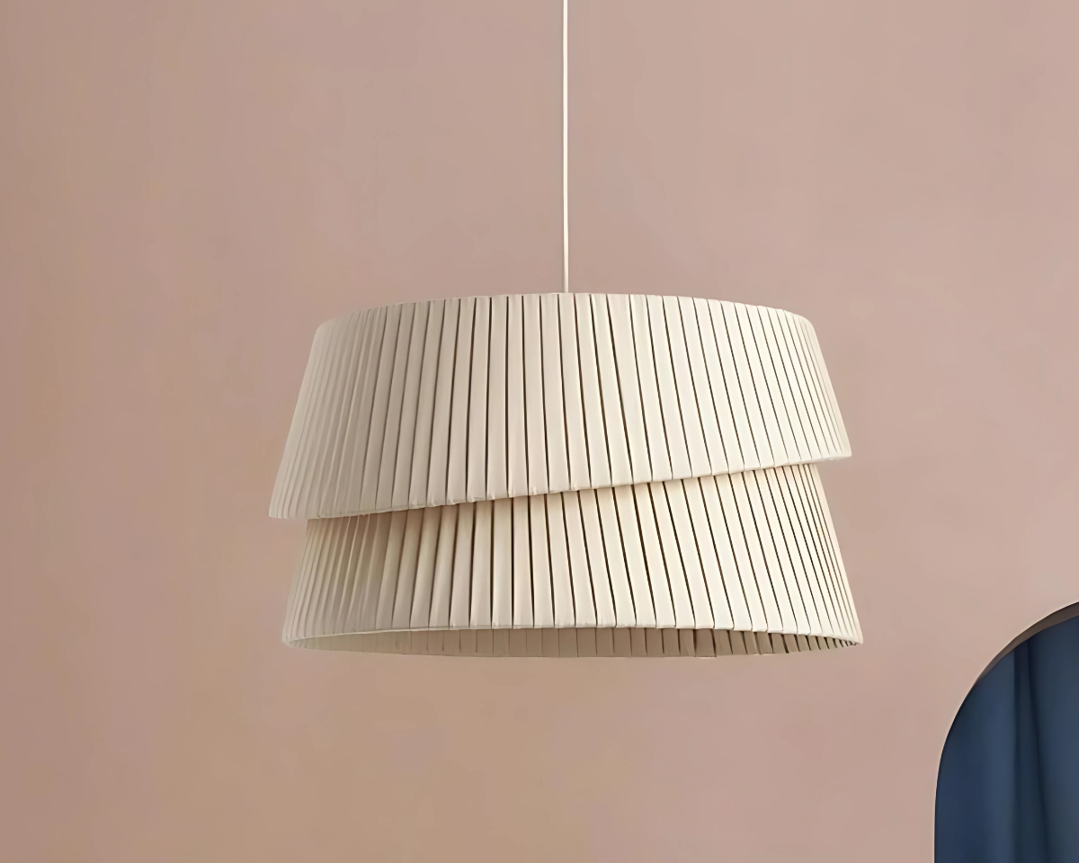 Suspension beige décorative et minimaliste sur fond rose.