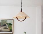 Suspension beige de style rétro sur fond gris