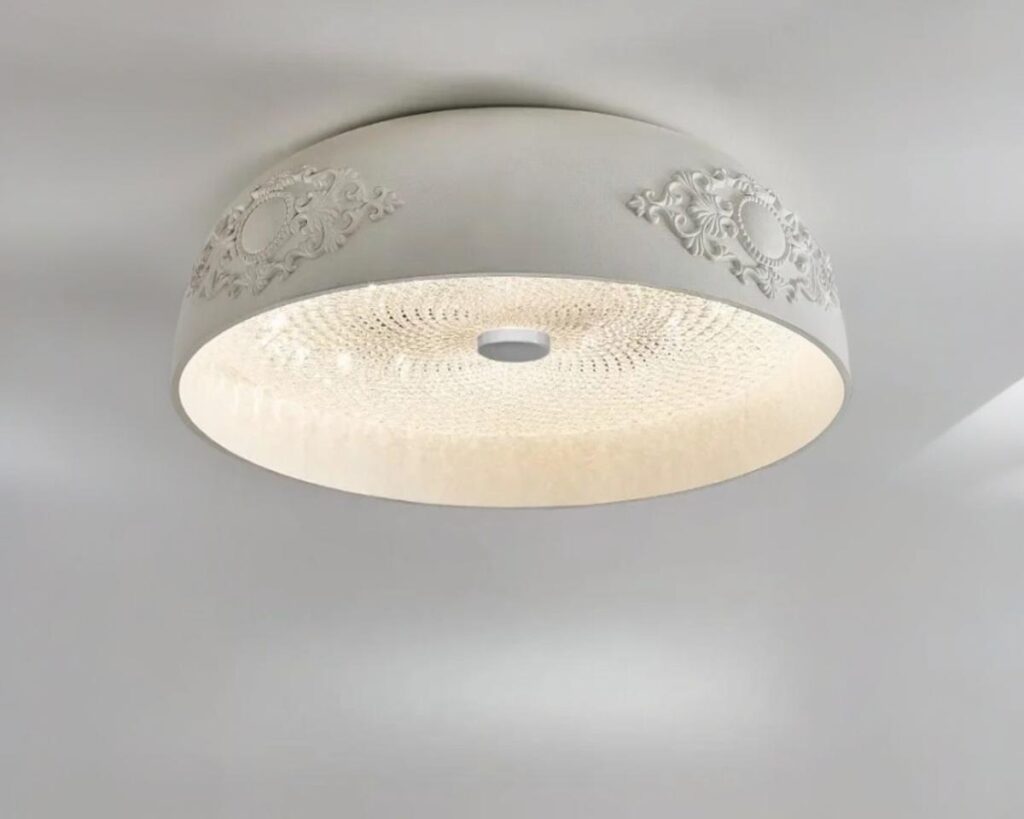 Suspension blanche circulaire et artistique sur fond gris