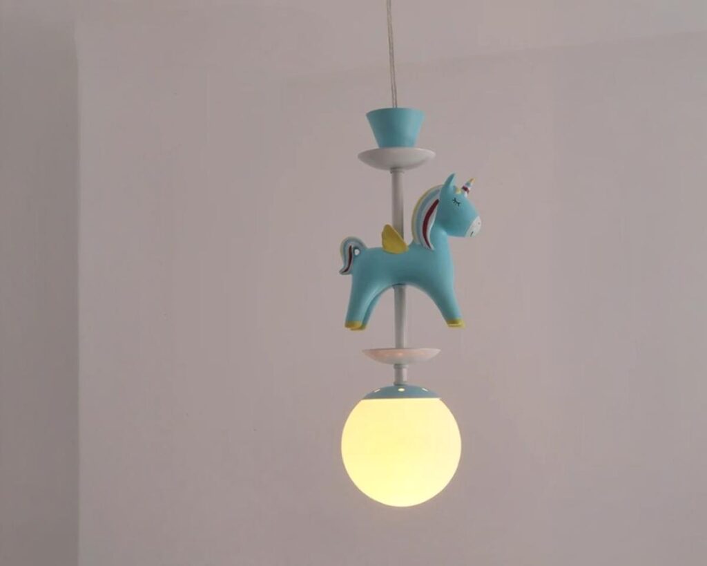 Suspension bleue au design de licorne sur fond gris