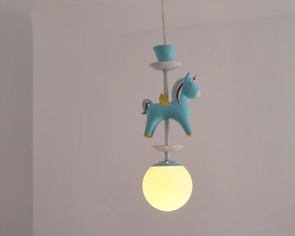 Suspension bleue au design de licorne sur fond gris