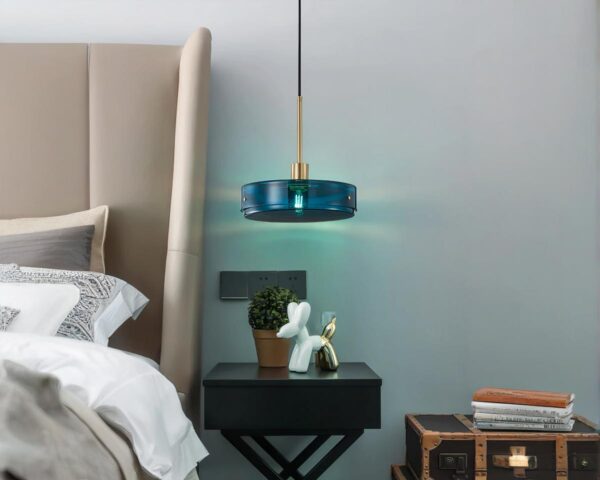 Suspension bleue moderne et circulaire sur fond gris