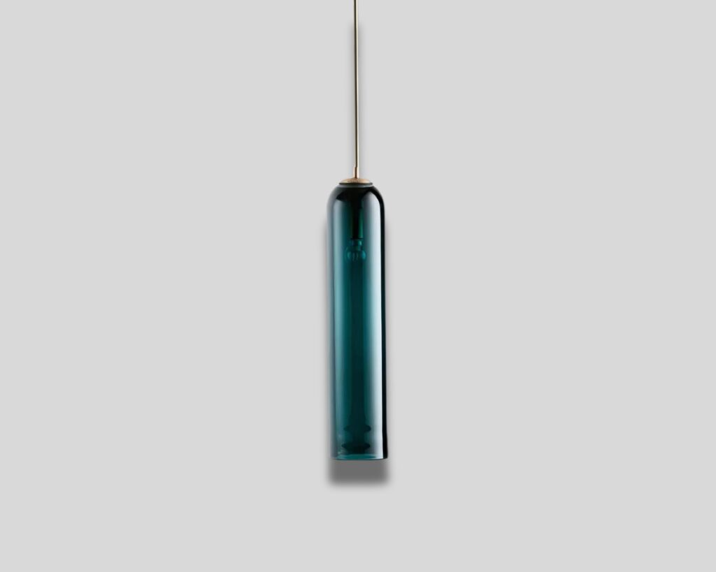 Suspension bleue moderne en verre sur fond gris.