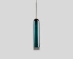 Suspension bleue moderne en verre sur fond gris.