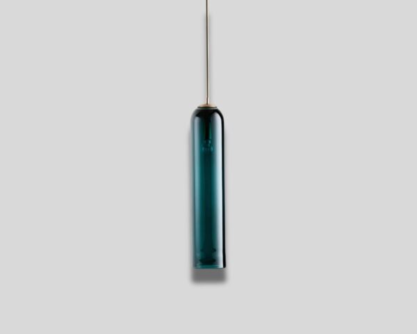 Suspension bleue moderne en verre sur fond gris.