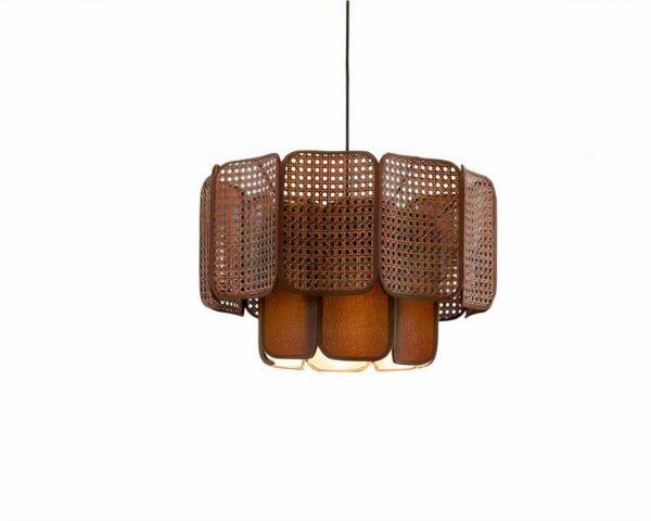 Suspension bohème chic en rotin tressé sur fond blanc