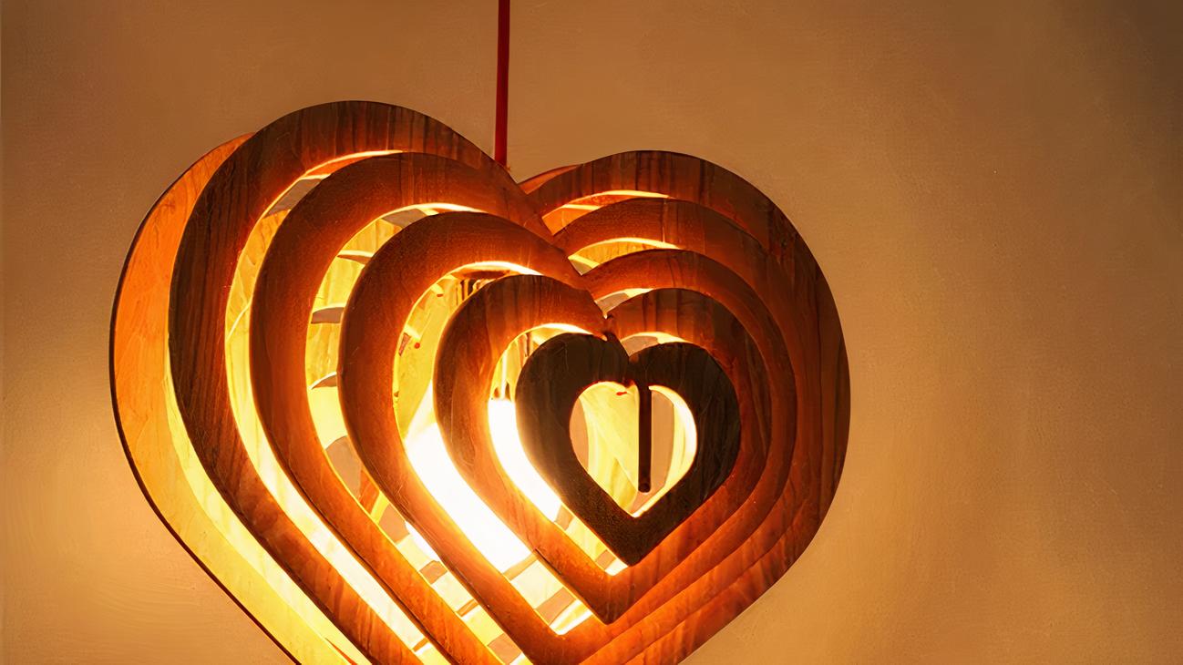 IMG_09_2024_suspension_bois_forme_coeur_01-image-1.jpg