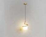 Suspension boule LED dorée avec spirale élégante sur fond gris