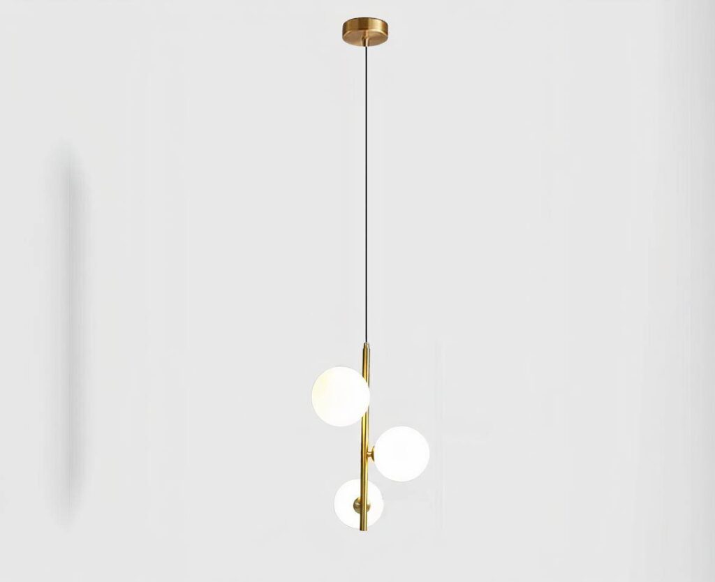 Suspension boules LED raffinée à trois têtes sur fond gris