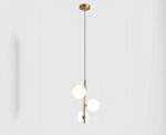 Suspension boules LED raffinée à trois têtes sur fond gris