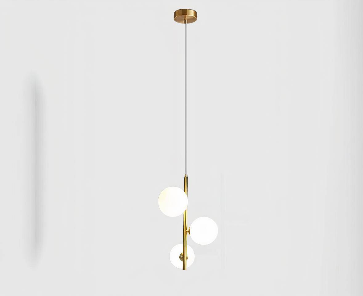 Suspension boules LED raffinée à trois têtes sur fond gris