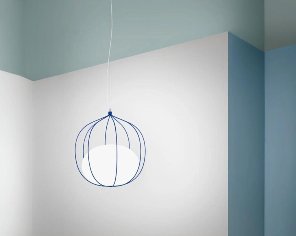 Suspension cage d’oiseau bleue en fer sur fond gris