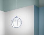 Suspension cage d’oiseau bleue en fer sur fond gris