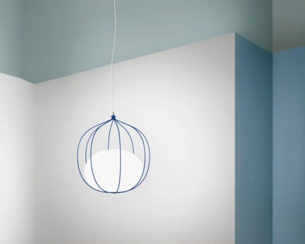 Suspension cage d’oiseau bleue en fer sur fond gris