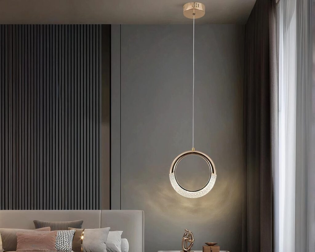 Suspension chambre LED luxueuse et discrète installée dans une chambre avec un lit à gauche