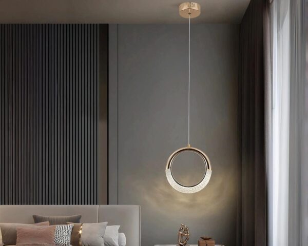 Suspension chambre LED luxueuse et discrète installée dans une chambre avec un lit à gauche