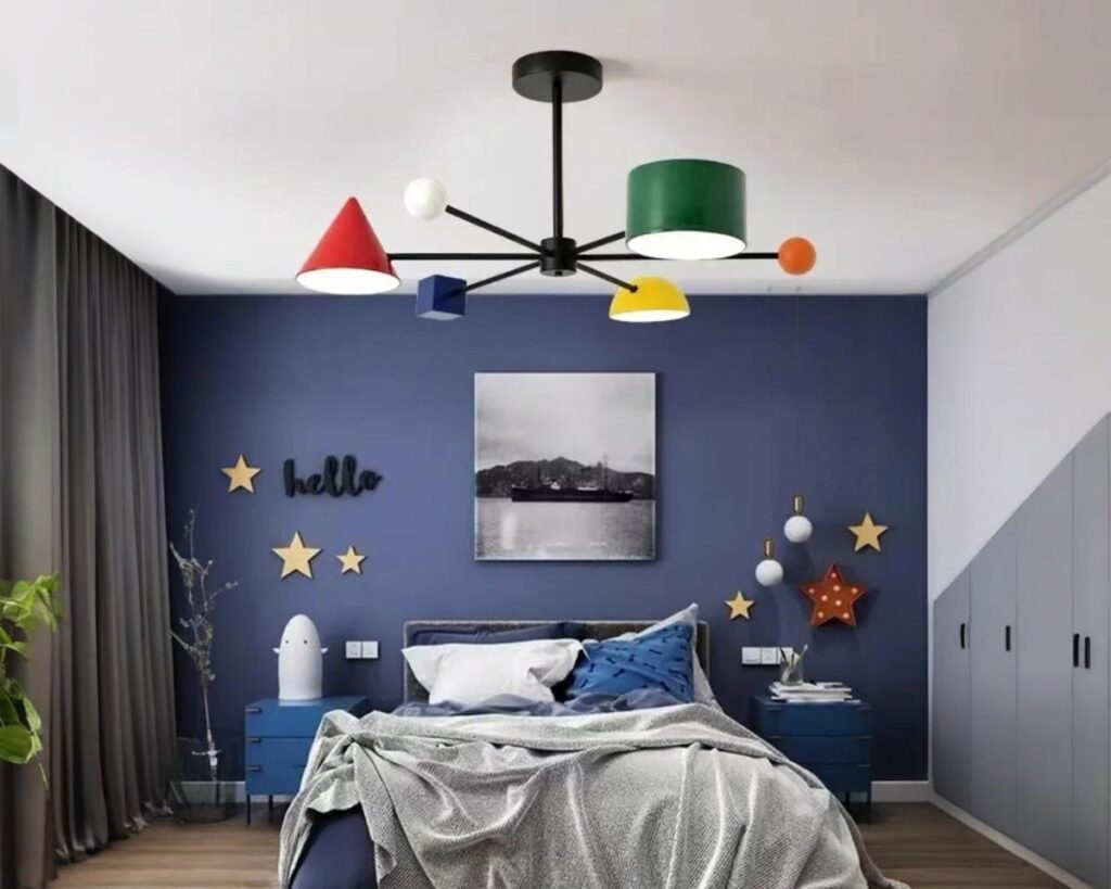 Suspension colorée et multiforme en métal dans une chambre