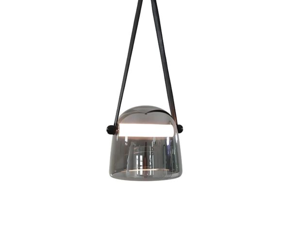 Suspension contemporaine et créative en verre sur fond blanc
