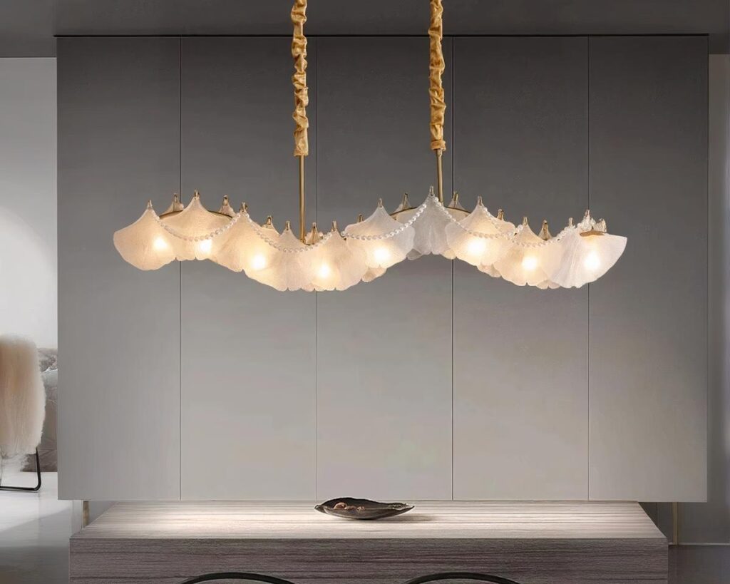Suspension coquillage moderne avec perles sur fond gris