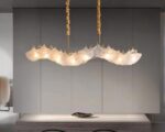 Suspension coquillage moderne avec perles sur fond gris
