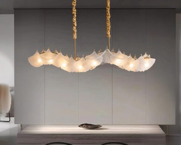 Suspension coquillage moderne avec perles sur fond gris