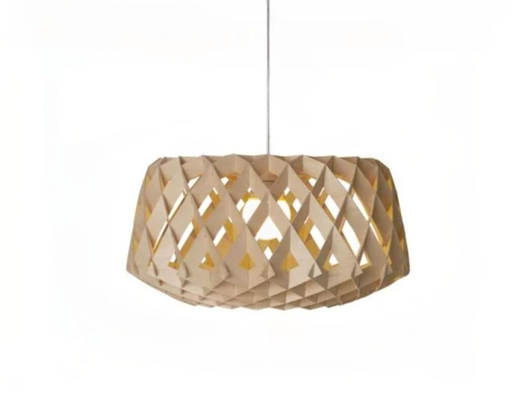 Suspension créative et décorative en bois sur fond blanc