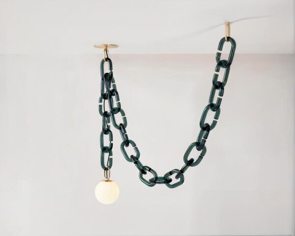 Suspension créative au design de chaine avec maillons sur fond gris
