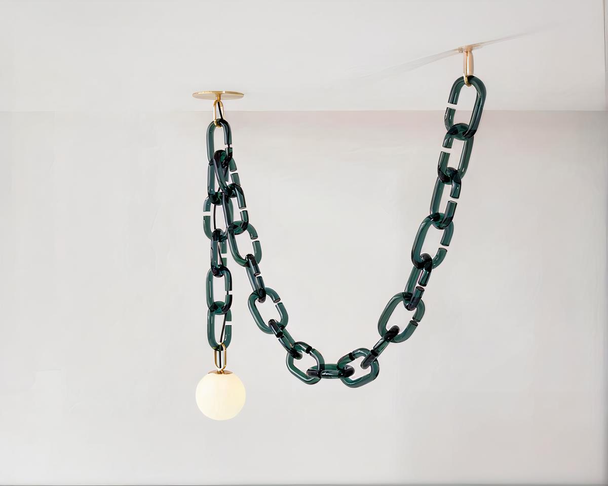 Suspension créative au design de chaine avec maillons sur fond gris