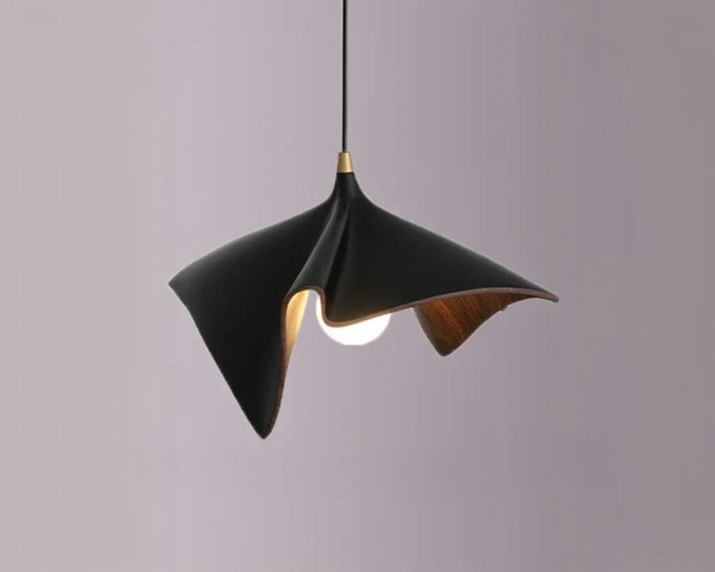 Suspension créative au design de chapeau plissé sur fond gris