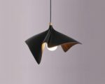 Suspension créative au design de chapeau plissé sur fond gris