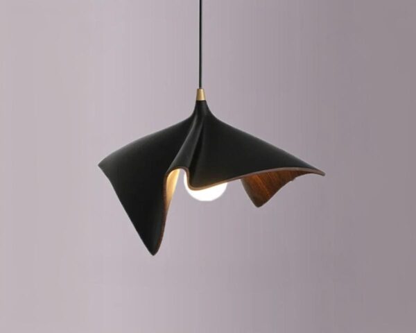Suspension créative au design de chapeau plissé sur fond gris