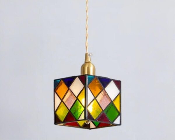Suspension cube multicolore avec losanges sur fond gris