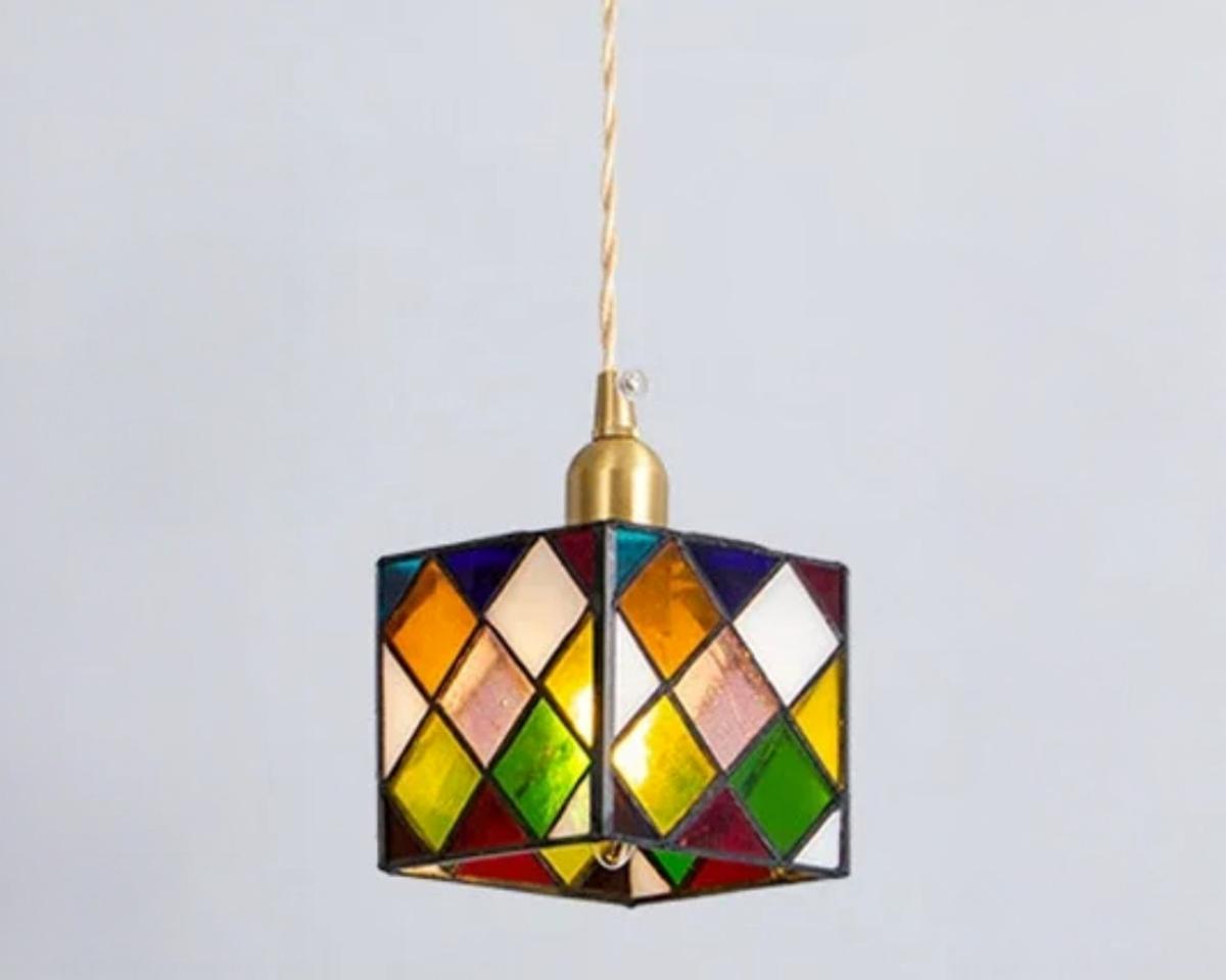 IMG_09_2024_suspension_cube_multicolore_losanges_02 Suspension cube multicolore avec losanges sur fond gris