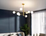 Suspension décorative et design à 8 boules dans une pièce