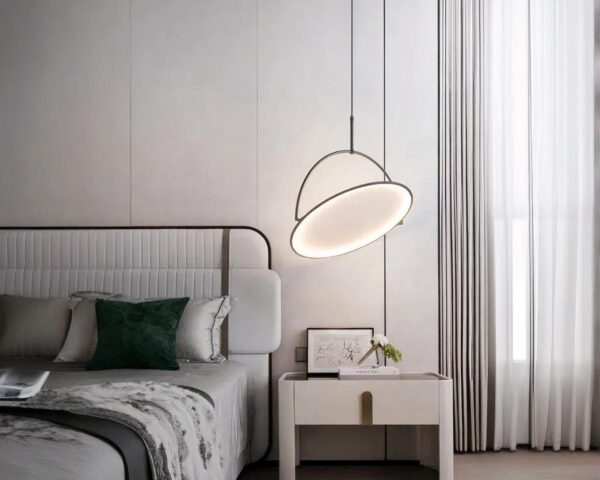 Suspension au design minimaliste et décoratif dans une chambre