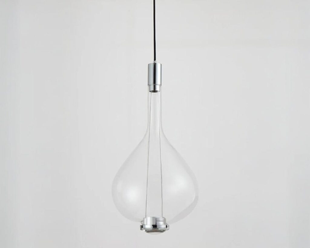 Suspension design et transparente en verre sur fond gris