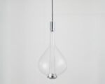 Suspension design et transparente en verre sur fond gris