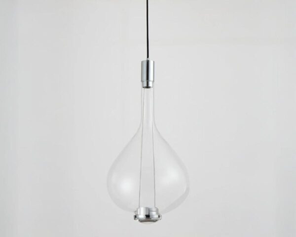 Suspension design et transparente en verre sur fond gris