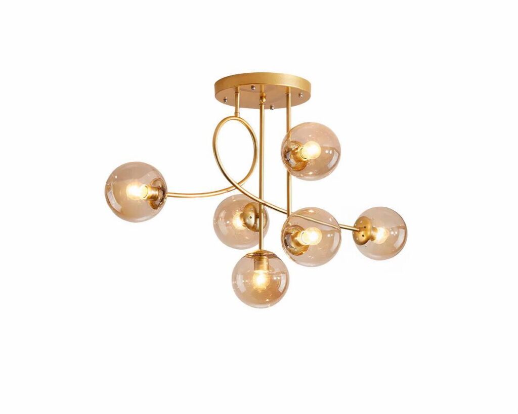 Suspension dorée et luxueuse à 6 boules sur fond blanc