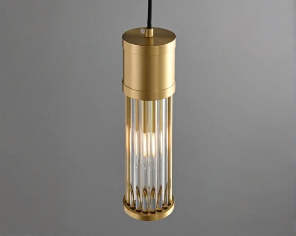 Suspension dorée et luxueuse en cuivre sur fond gris