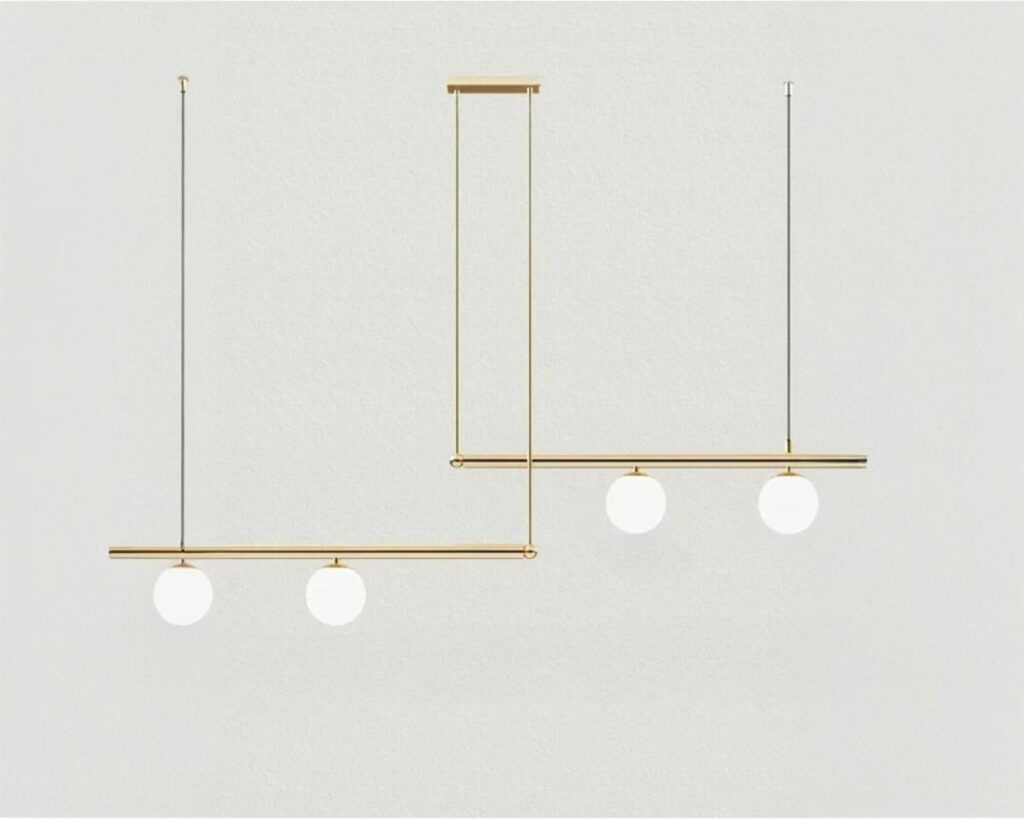 Suspension dorée et originale en métal sur fond gris