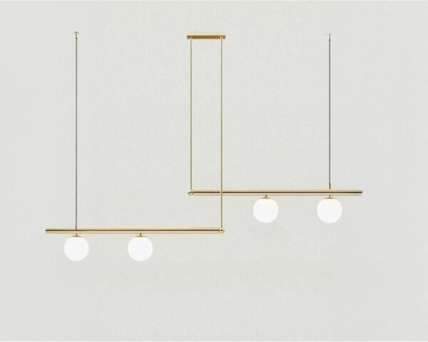Suspension dorée et originale en métal sur fond gris