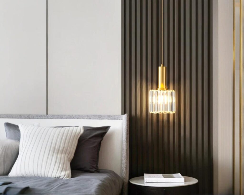 Suspension dorée et réglable au design luxueux dans une chambre