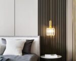 Suspension dorée et réglable au design luxueux dans une chambre
