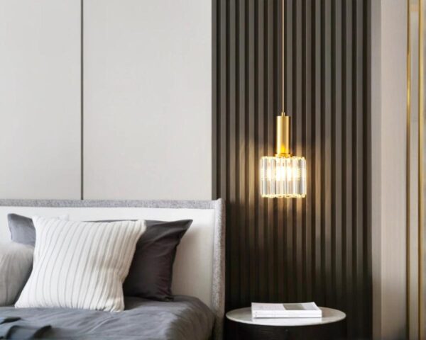 Suspension dorée et réglable au design luxueux dans une chambre