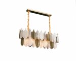 Suspension feuille LED élégante et raffinée sur fond blanc